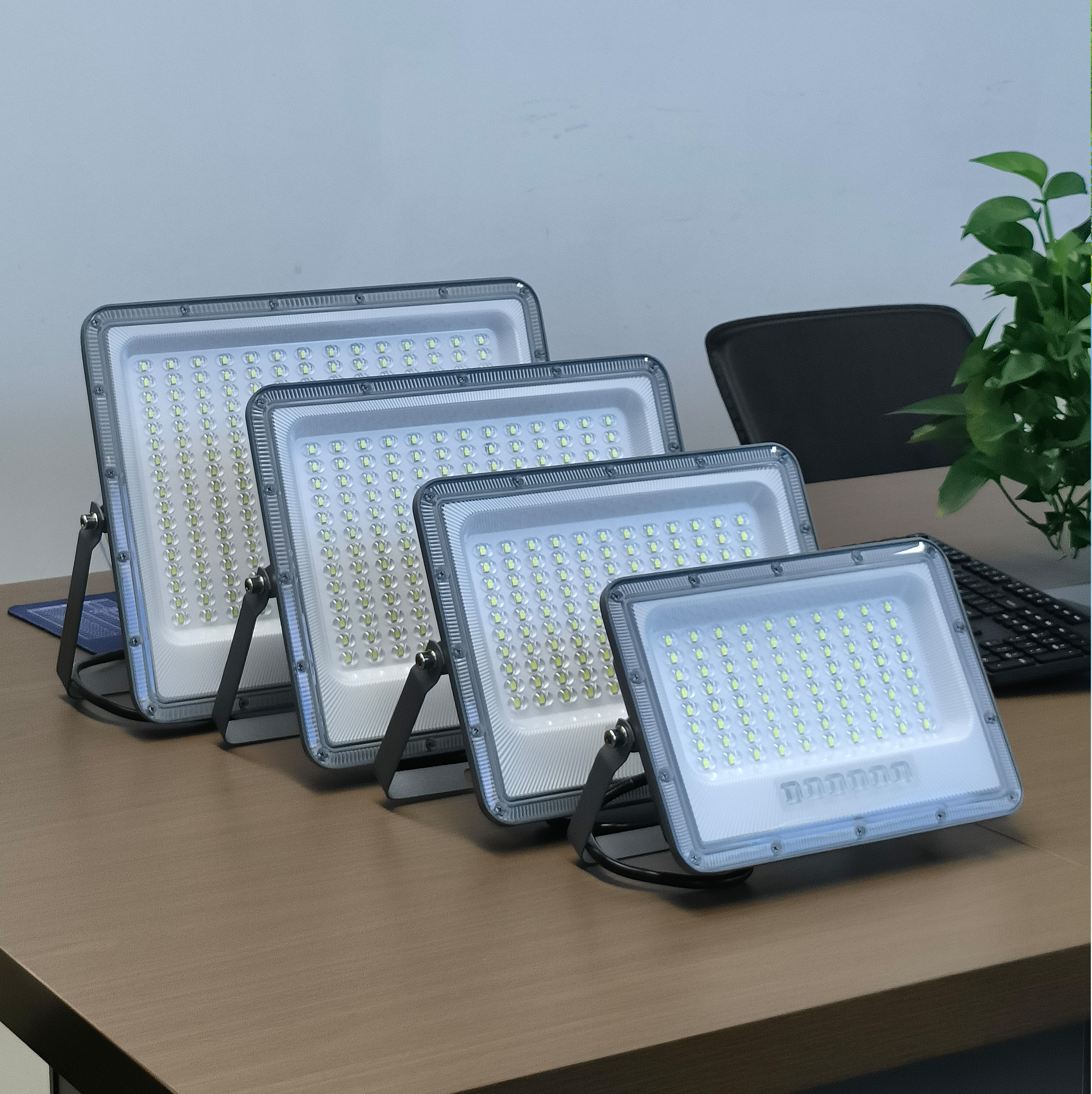 新款太陽(yáng)能投光燈超亮超久續(xù)航